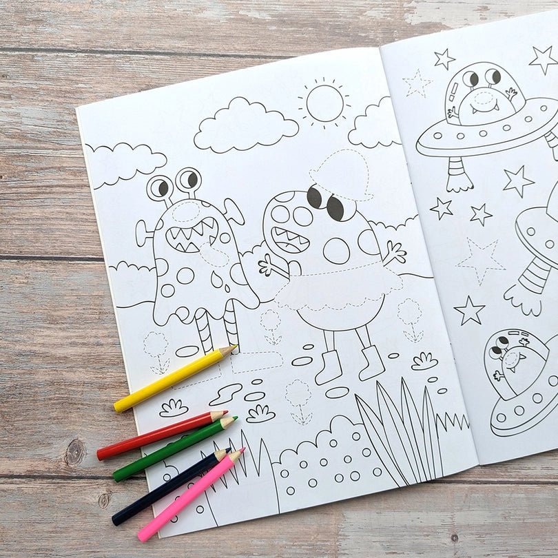 Dress me up [ Colouring and Activity ] Aliens - Wee Little Books
